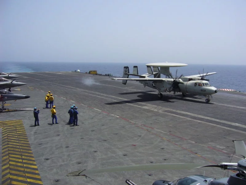 Un Hawkeye E2C effectue un touch and go sur le Charles de Gaulle