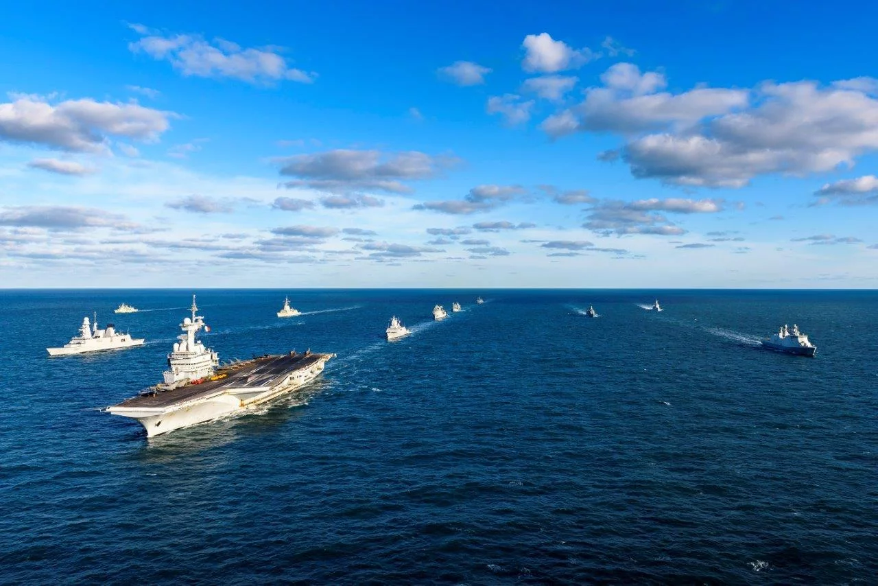 Le groupe aéronaval et le Standing NATO Maritime Group One (SNMG1) opèrent ensemble en mer du Nord 
