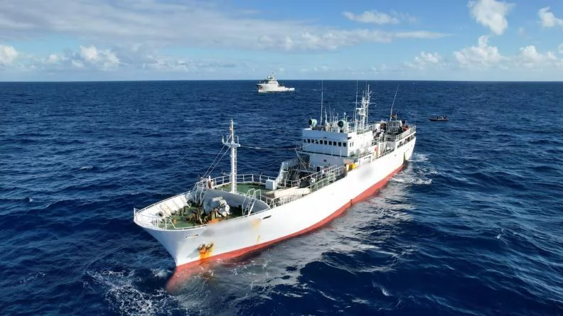 Le bâtiment de soutien Bougainville conduit une opération de contrôle des pêches