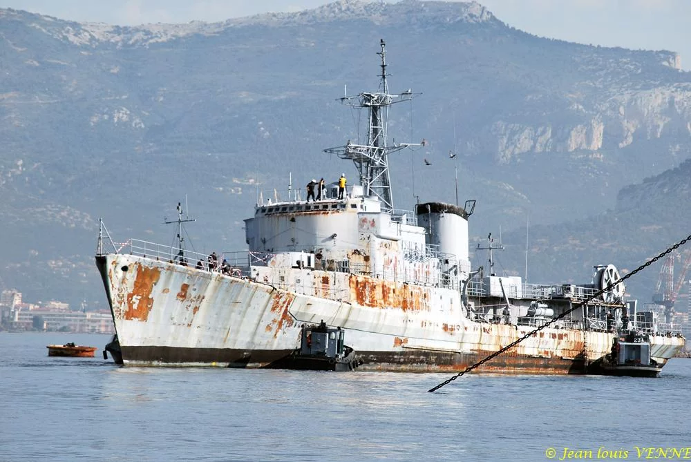 La coque de l’ex-aviso escorteur Commandant Rivière transférée de Saint-Mandrier à la base navale de Toulon