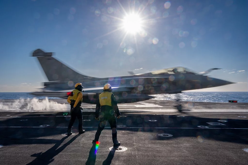 Un Rafale Marine décolle depuis le pont du Charles de Gaulle