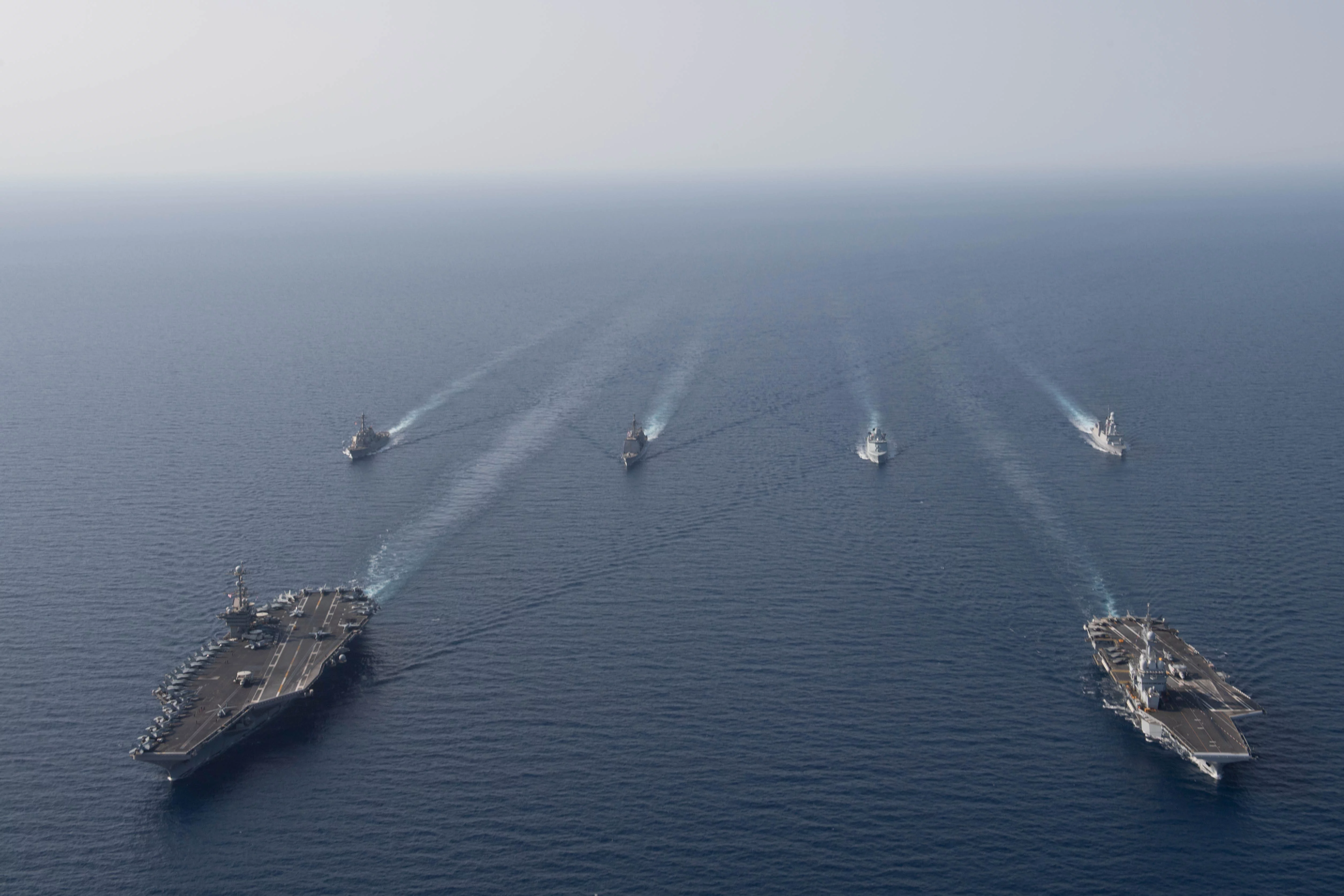 Les porte-avions USS John C. Stennis et Charles de Gaulle