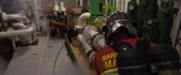 Des marins-pompiers interviennent dans la salle des machines