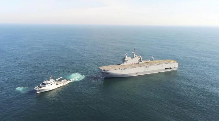 Le bâtiment de soutien Garonne remorque le porte-hélicoptères Dixmude