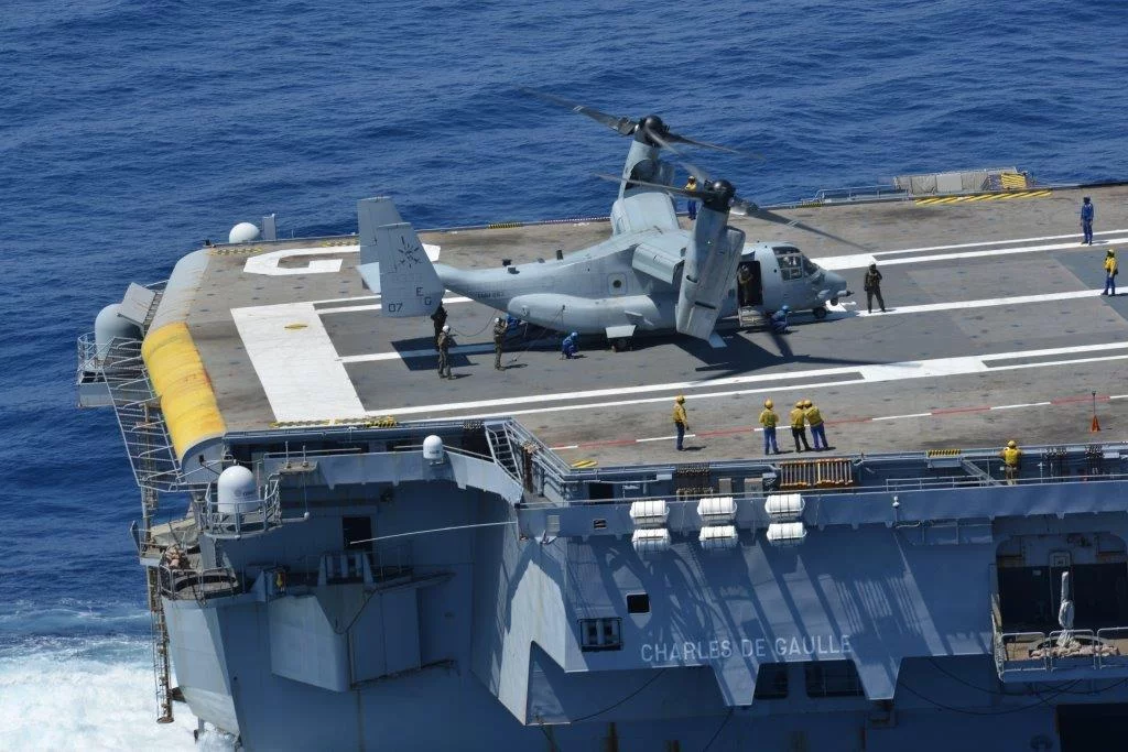 Un V22 Osprey américainsur le Charles de Gaulle