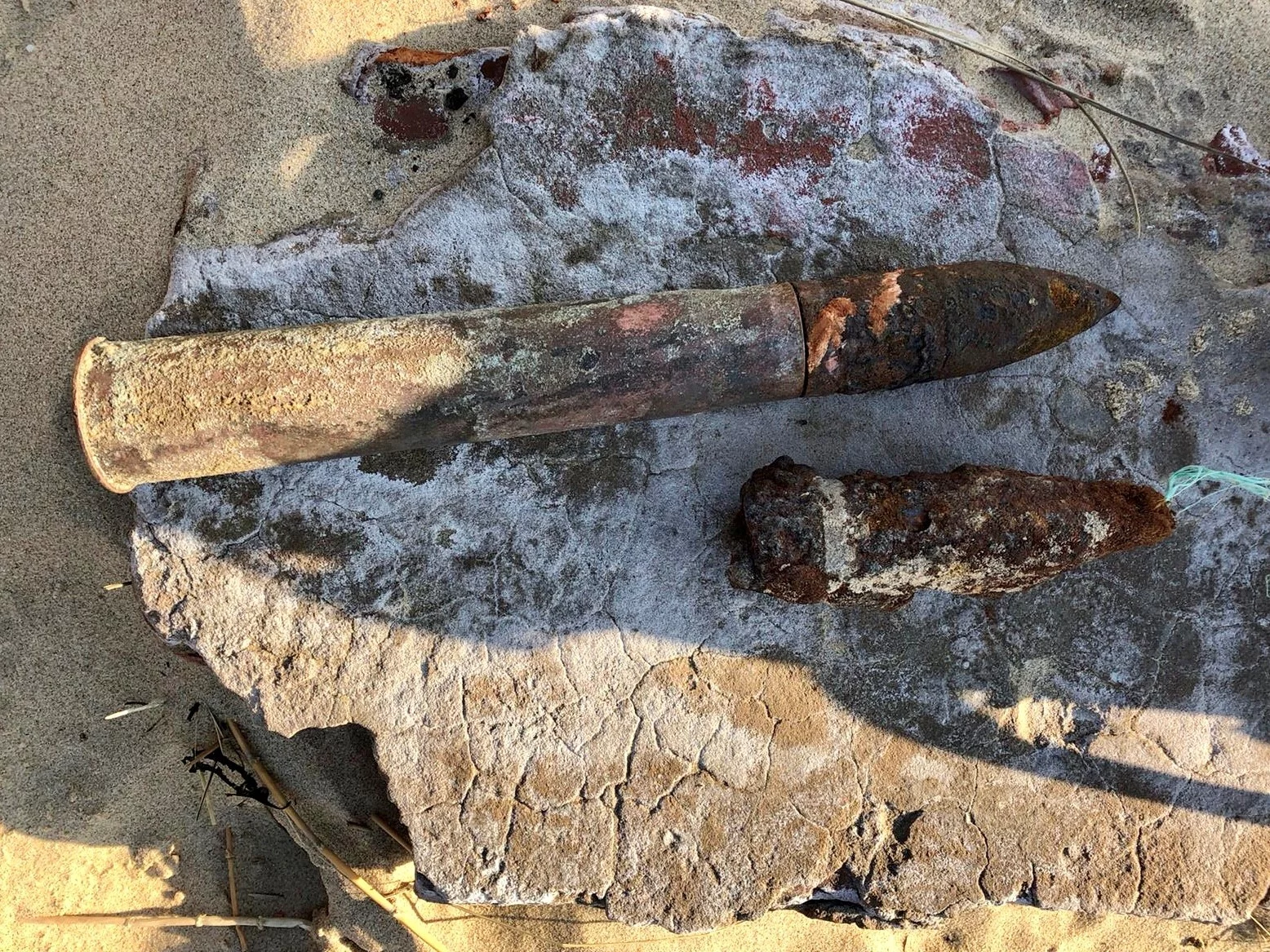 Deux obus français de 40 mm avec une charge explosive de 700 g d’équivalent TNT