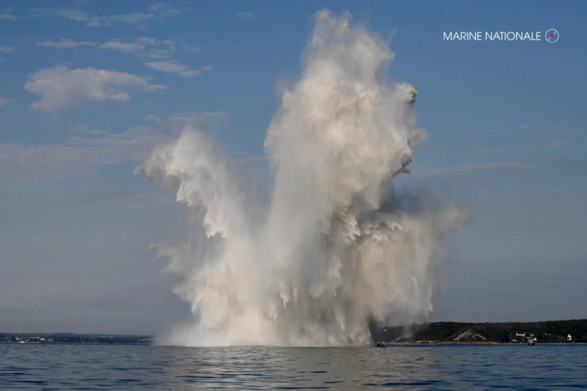 Pétardement d'une mine en rade de Brest