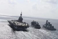Le Charles de Gaulle et la frégate allemande Augsburg lors d'un ravitaillement à la mer