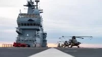 Des hélicoptères de l'armée de terre sur le pont du Dixmude