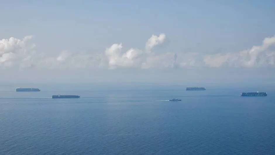 La constitution de convois permet de rationaliser l’usage des frégates en mer Rouge. La France en déploie deux actuellement, le « Languedoc » et l’« Alsace »