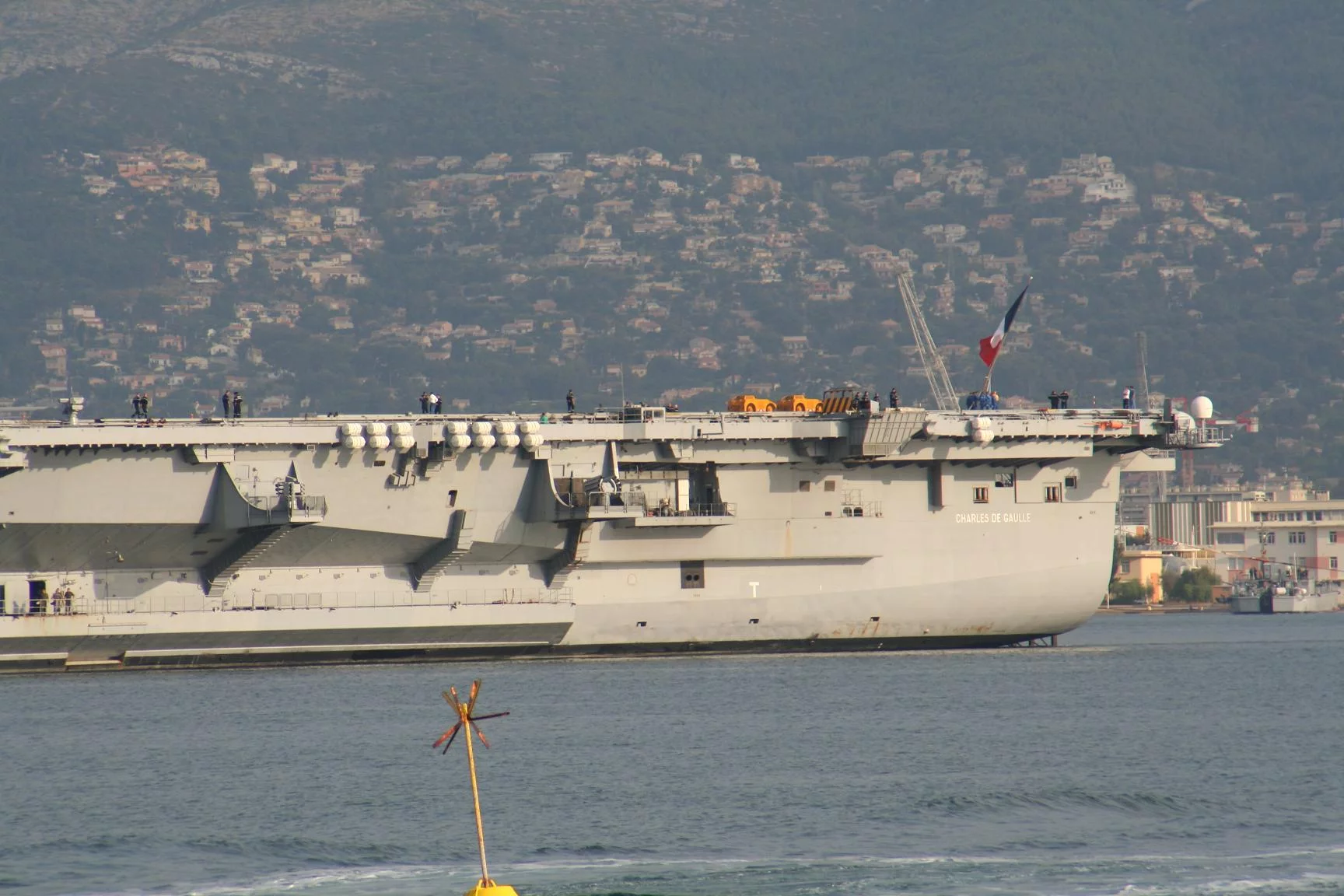 Le porte-avions Charles de Gaulle appareille pour des essais techniques