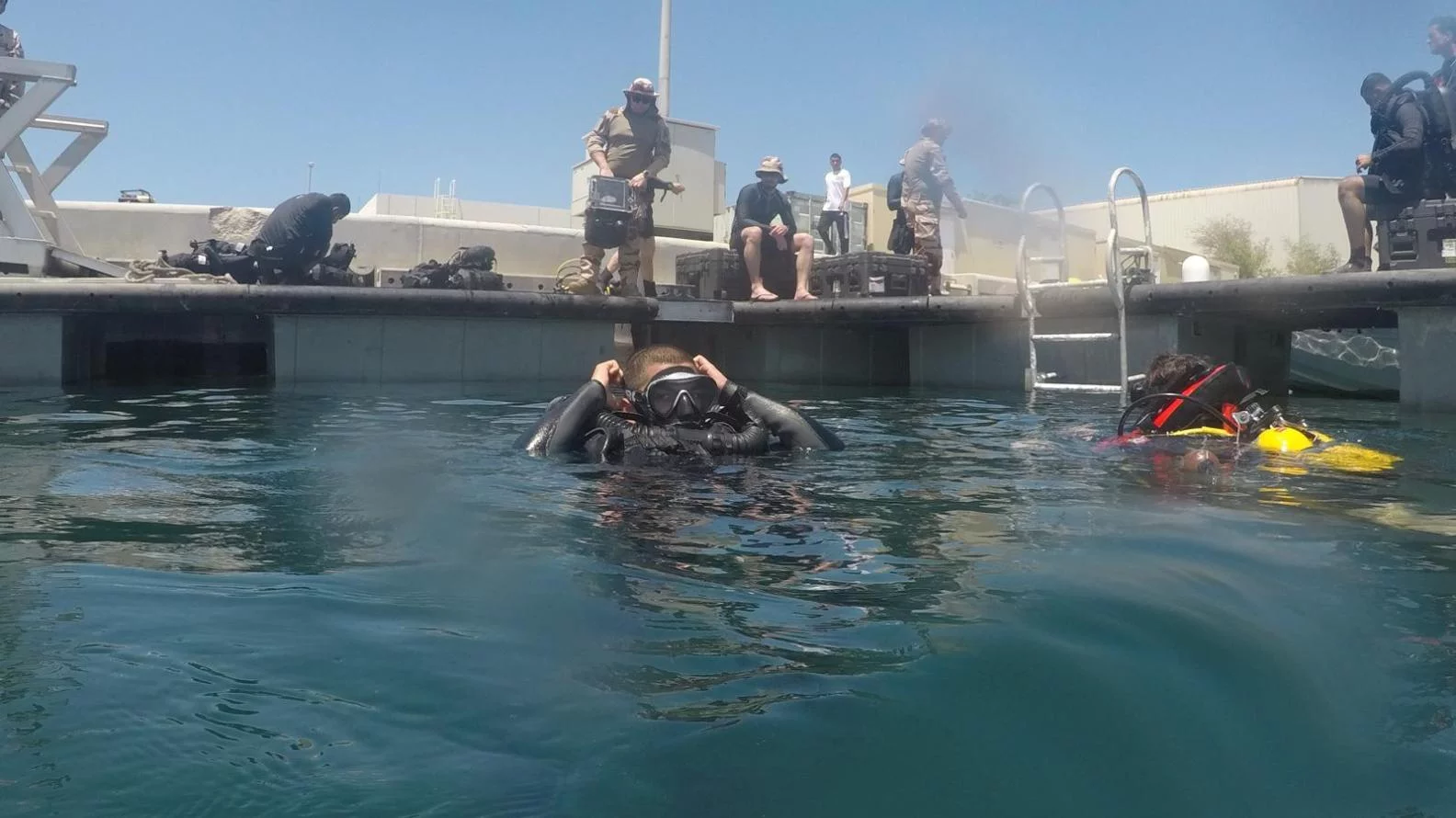 Début de plongée pour des plongeurs-démineurs