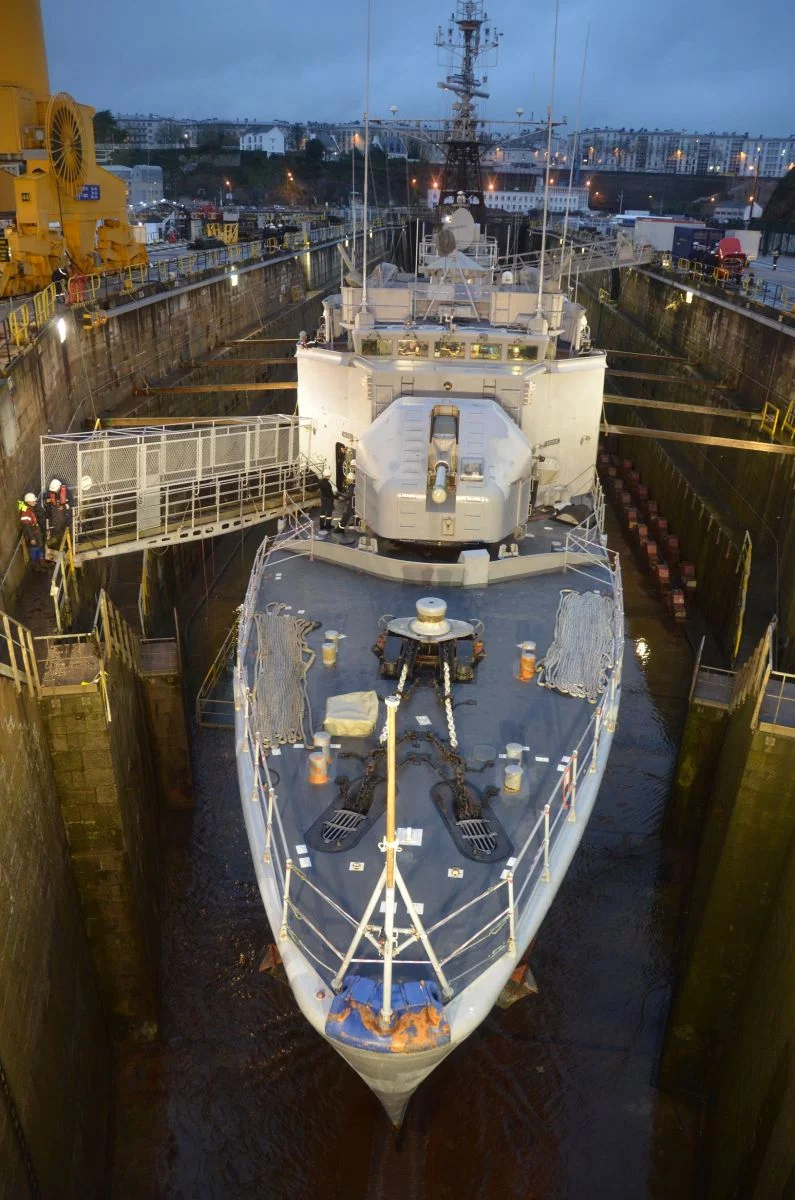 Le “Lieutenant de vaisseau Le Hénaff” entre au bassin