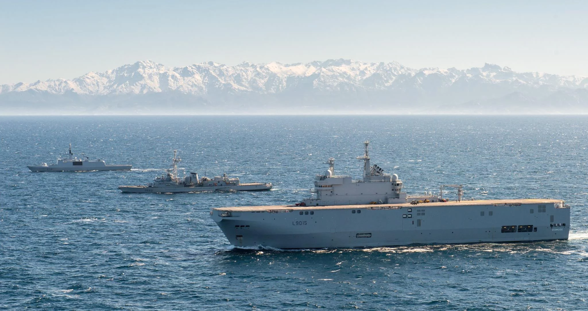Le BPC Dixmude, la FLF Aconit, la frégate anti-sous-marine Montcalm s'entraînent au nord de la Corse