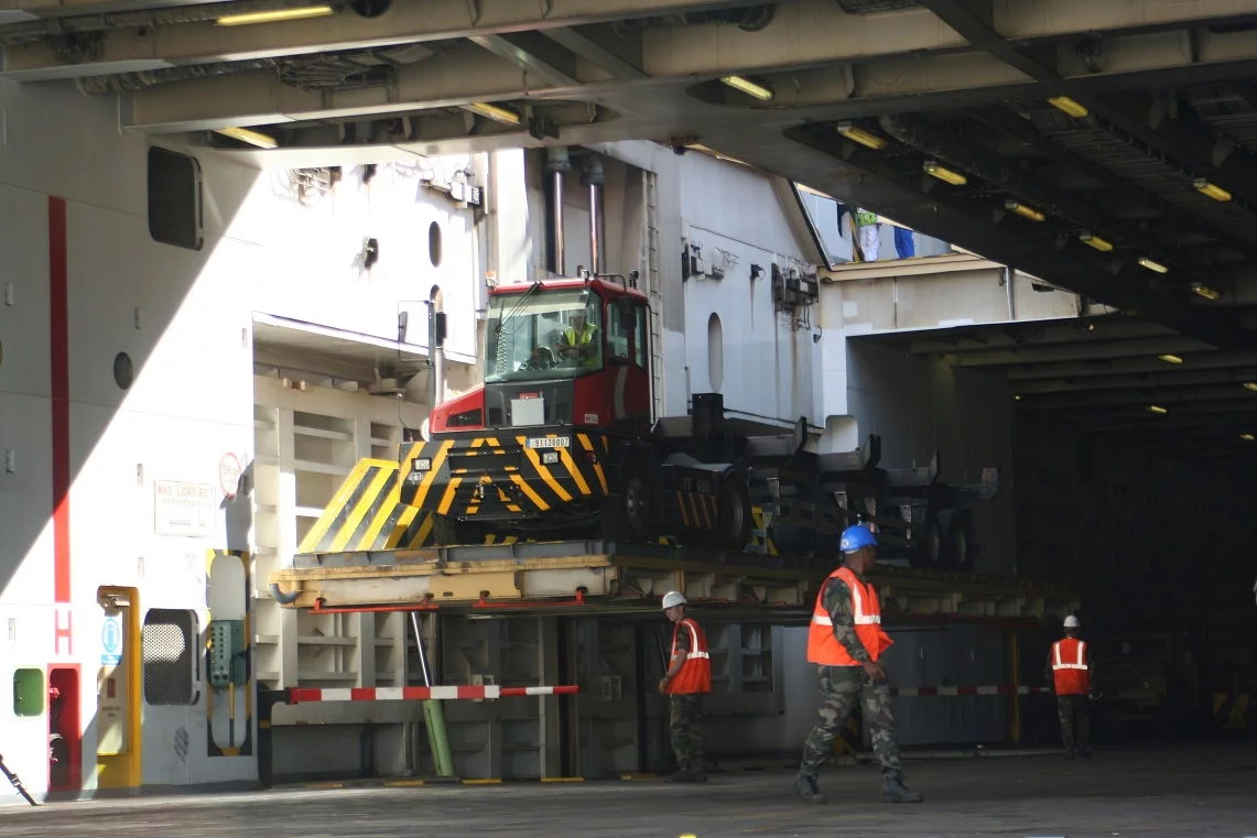 Un porte-conteneur hissé sur le pont supérieur