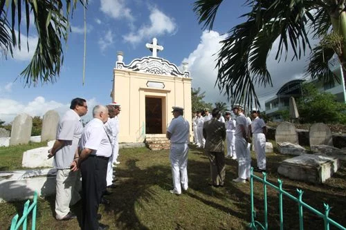L'équipage du Vendémiaire visite un cimetière de l'époque coloniale