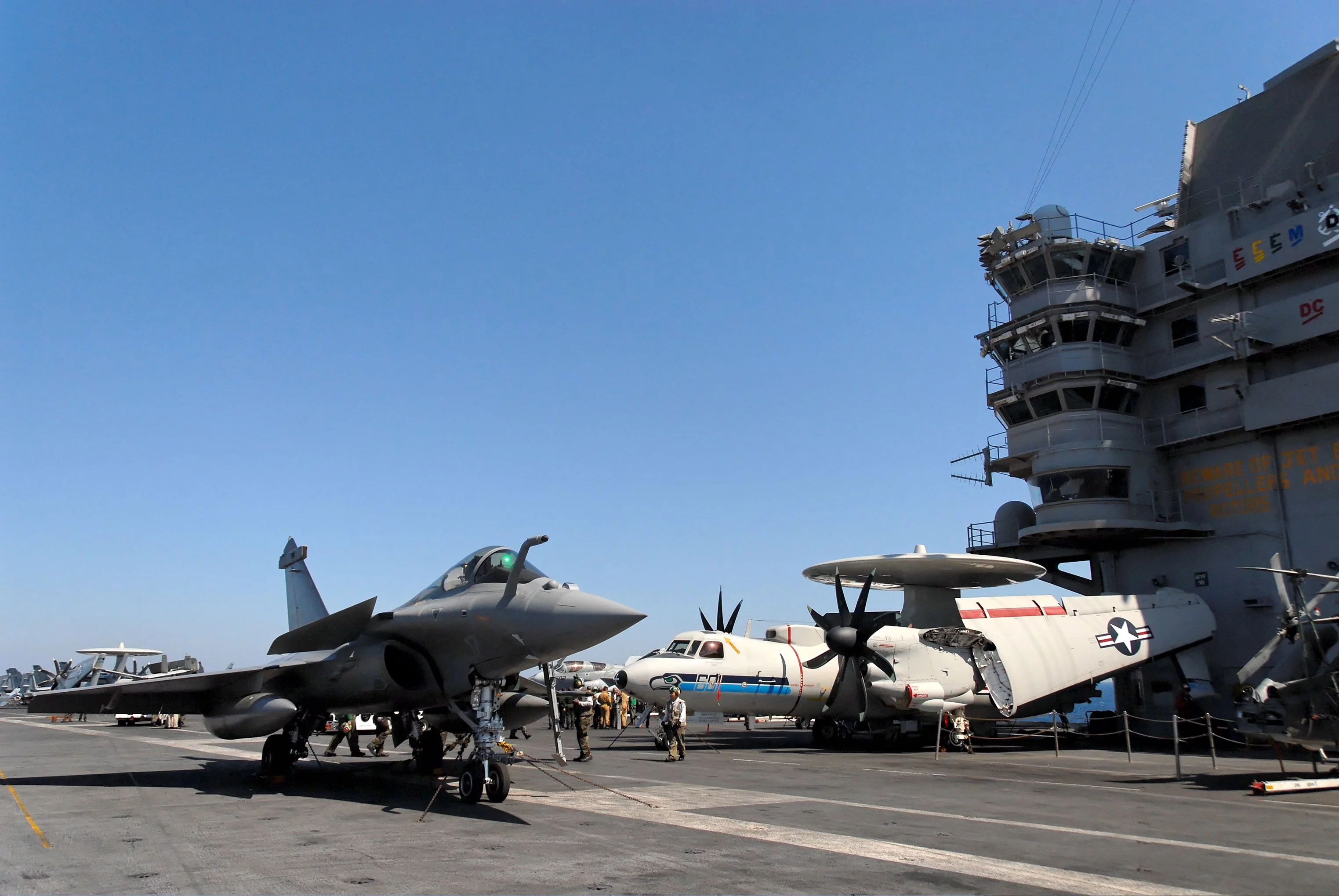 Un Rafale sur le porte-avions USS Truman