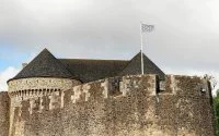 Le pavillon historique breton flotte sur le château de Brest