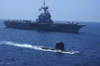 Le porte-avions Charles de Gaulle et un sous-marin Scorpène indien