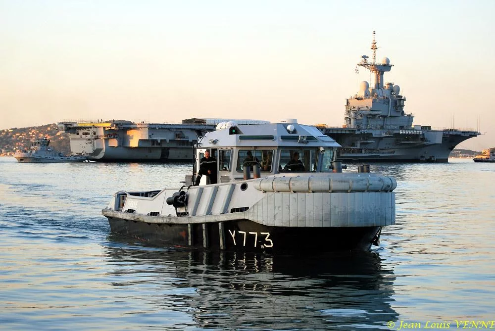 Le Charles de Gaulle sort du bassin