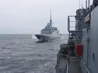 La frégate Aquitaine s'entraîne avec le navire irlandais LÉ Samuel Beckett