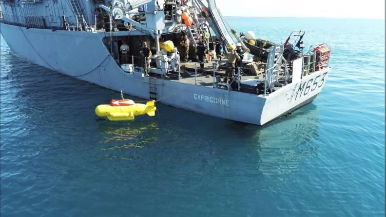 Le chasseur de mines Capricorne met à l'eau son poisson auto-propulsé