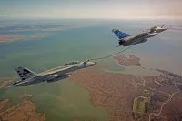 Un Rafale M en configuration dite « nounou » ravitaille un F-18 américain
