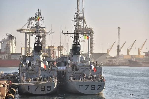 Passage de relais dans le port de Dakar entre le Cdt Ducuing et le PM L’Her