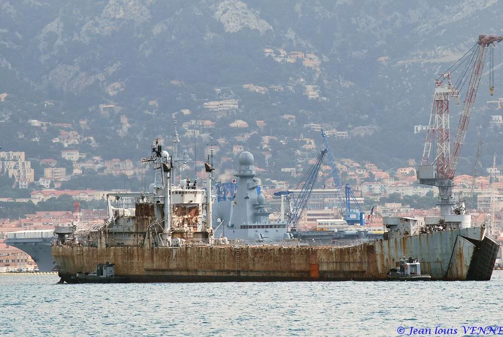 La coque de l’ex-Argens transférée à la base navale de Toulon