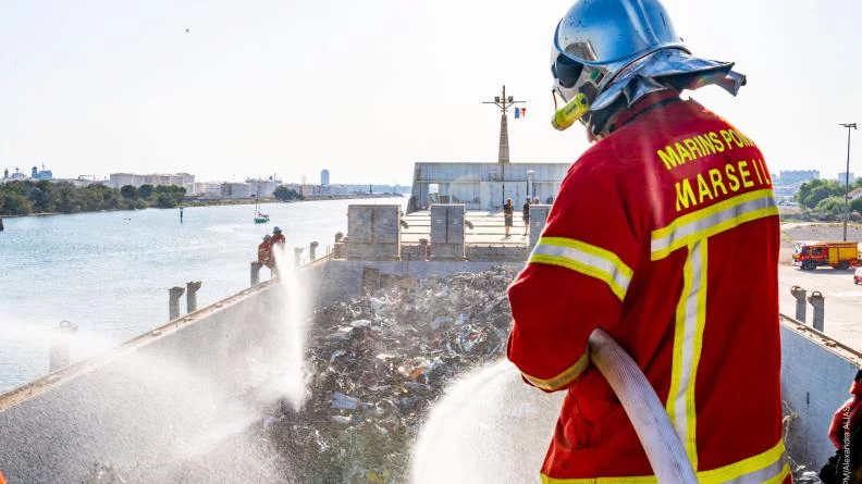 Les marins-pompiers interviennent sur un feu sur un vraquier