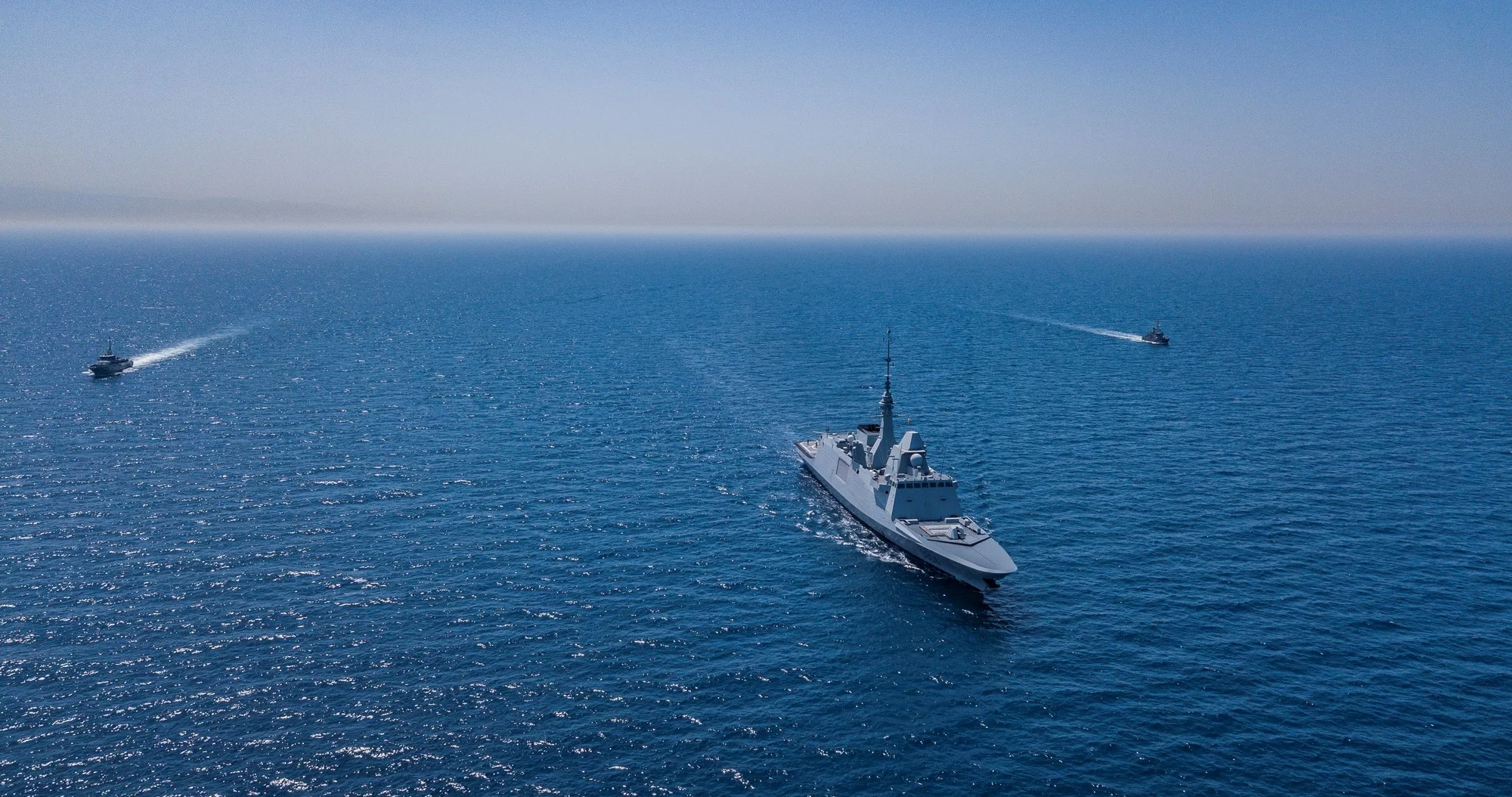 La frégate Auvergne et les patrouilleurs libanais Trablous et Tabarja