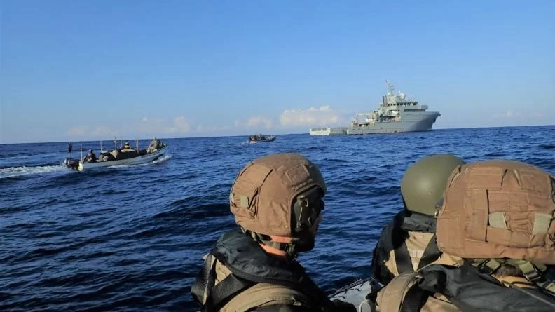 Le bâtiment de soutien Champlain conduit une opération de police de pêche