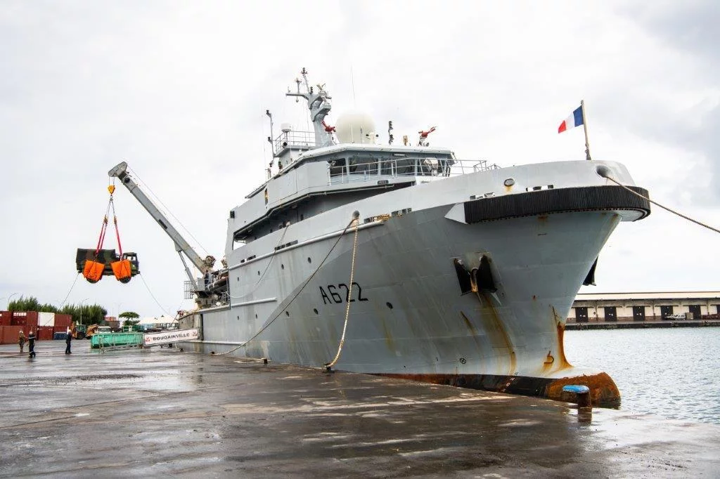 Le BSAOM Bougainville embarque du matériel lourd