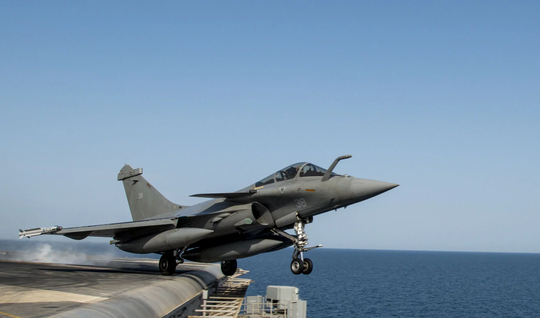 Un Rafale Marine au décollage depuis le porte-avions américain USS Carl Vinson