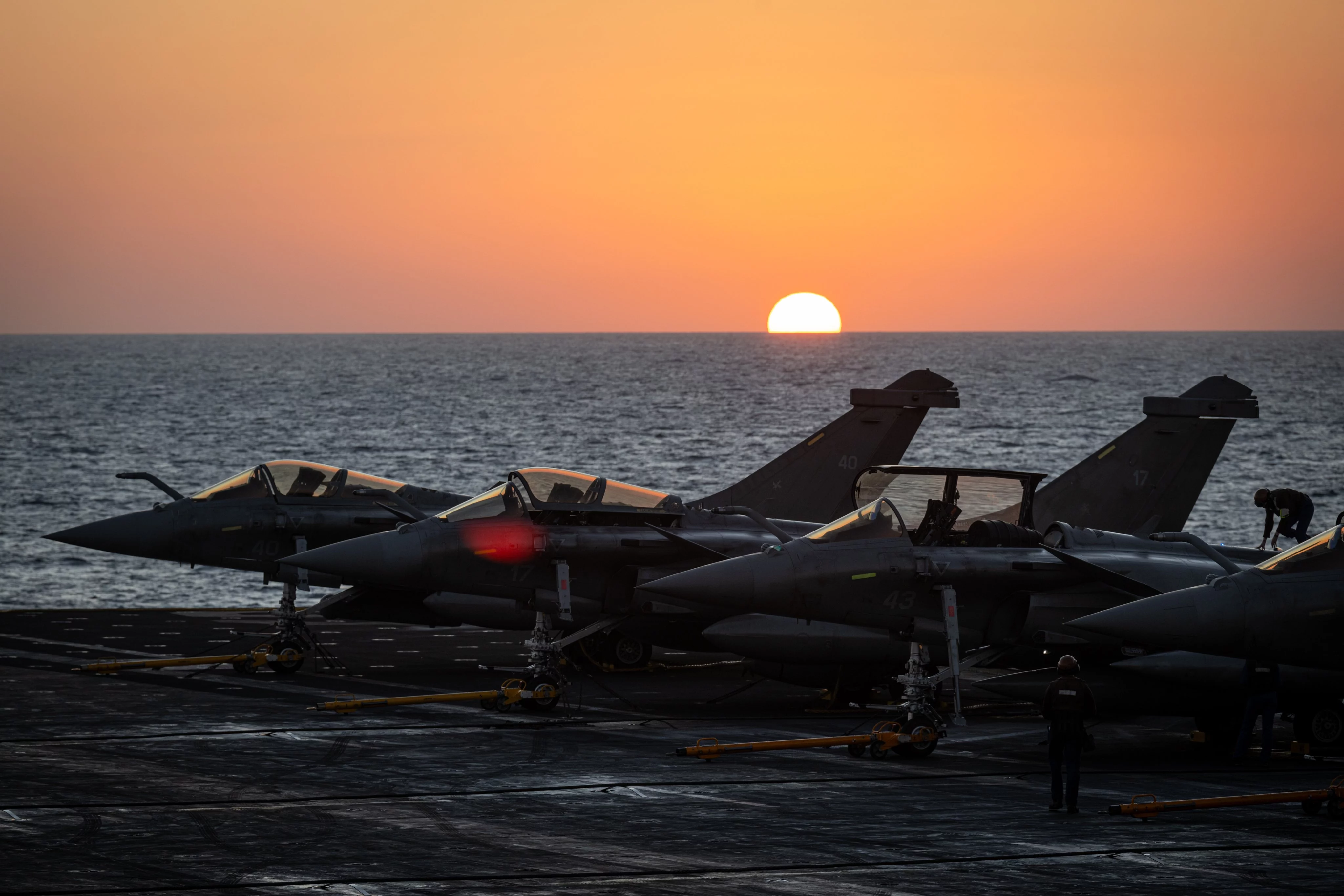 Le soleil se couche sur des Rafale Marine