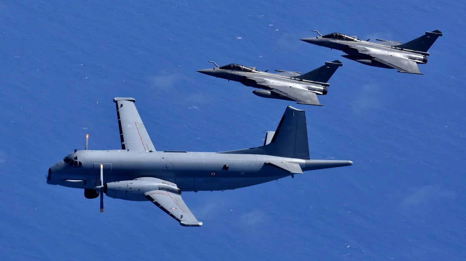 Un avion de patrouille maritime Atlantique 2 de la Flottille 21F et un chasseur Rafale Marine de la Flottille 11F