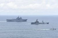 Le BPC Dixmude coopère avec des navires britannique et ivoirien