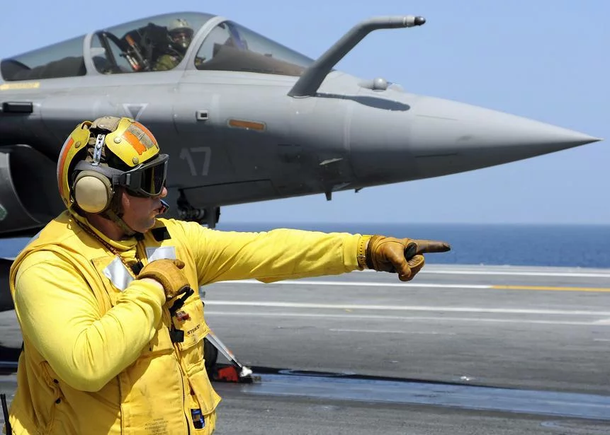 Un Rafale français se prépare à décoller du Theodore Roosevelt