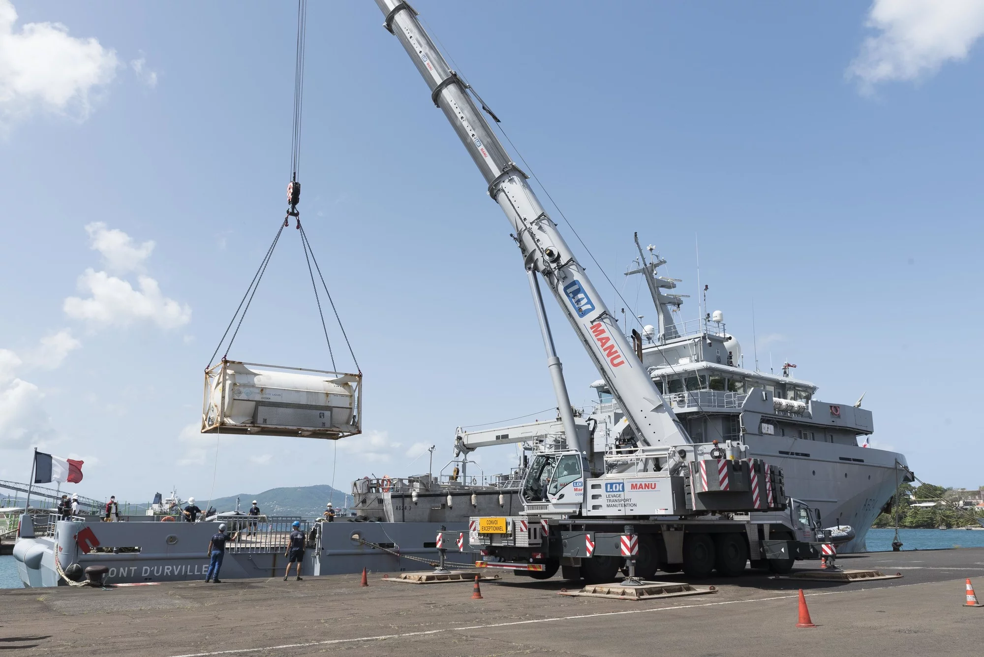 Embarquement d'un iso-conteneur d'oxygène à bord du BSAOM Dumont d'Urville