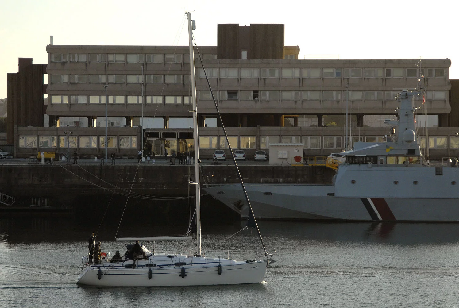 Le voilier sur lequel la saisie a eu lieu entre dans le port militaire de Cherbourg