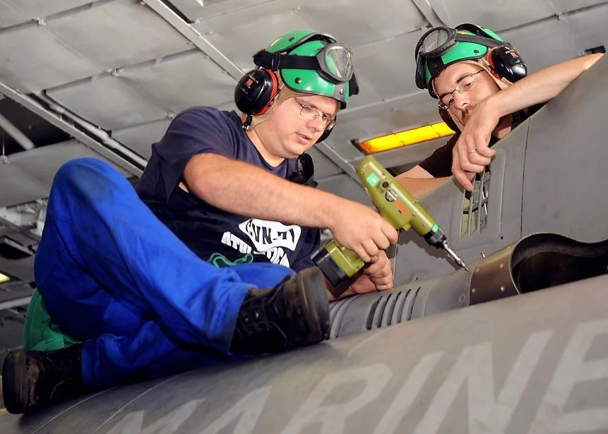 Deux marins français entretiennent un Rafale à bord du Theodore Roosevelt