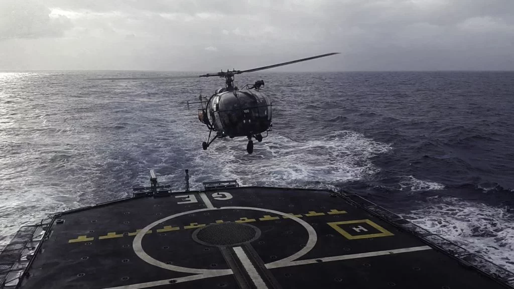 Une Alouette III se pose sur le pont du Germinal