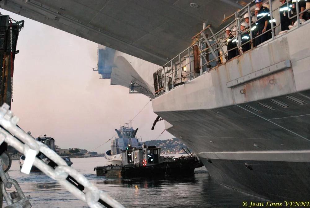 Le Charles de Gaulle sort du bassin