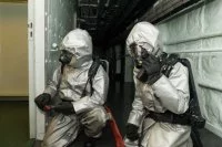 Deux pompiers en intervention lors d'un exercice