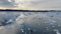 Le Fulmar navigue au milieu de la glace au Groënland