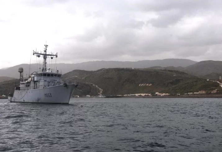 Le chasseur de mines Capricorne au large de Arta