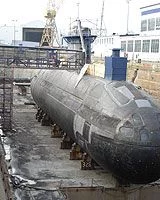 Le HCMS Chicoutimi en cale sèche