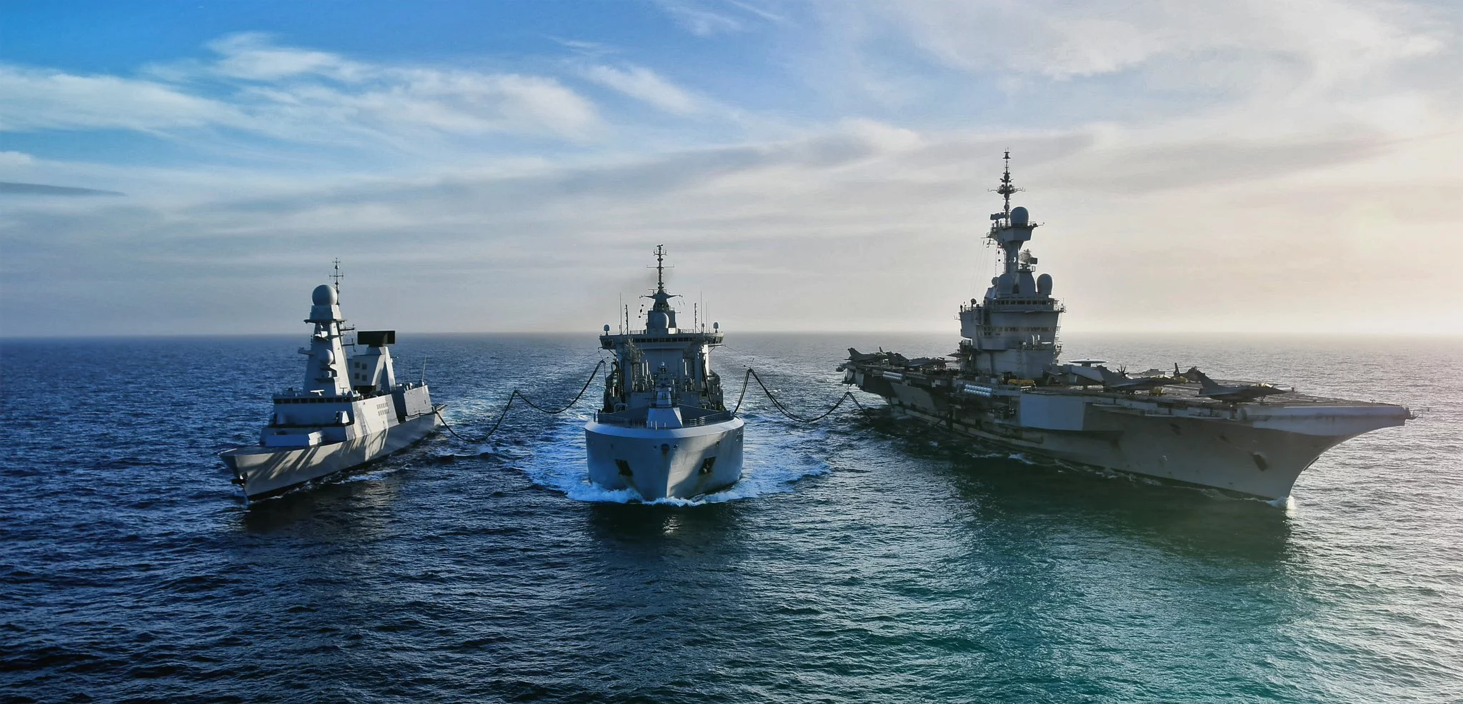 Un bâtiment ravitailleur de forces ravitaille le porte-avions Charles de Gaulle et une frégate