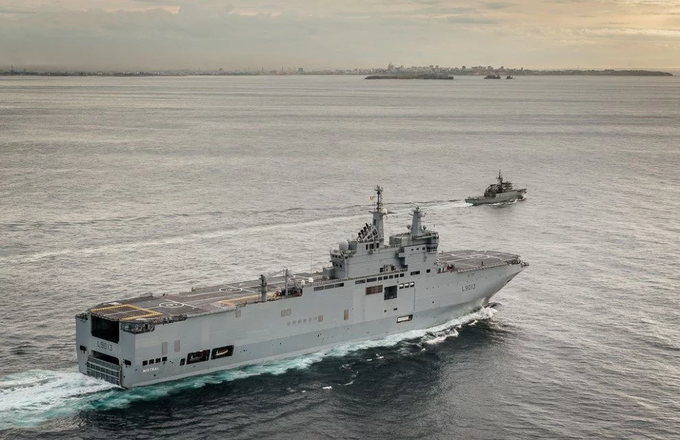 Le BPC Mistral et le patrouilleur espagnol Centinela