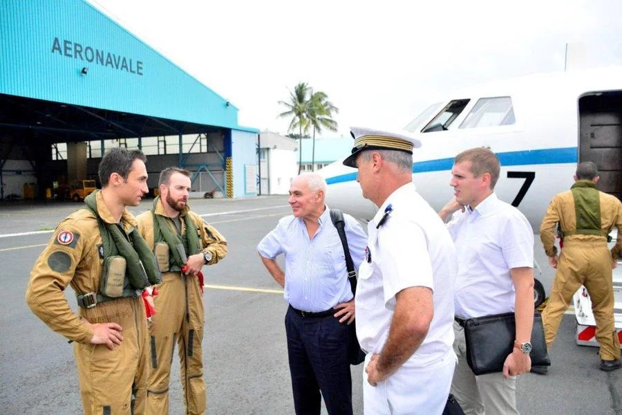 M. Lataste s'entretient avec l'équipage d’un avion de surveillance maritime Gardian du DET25F